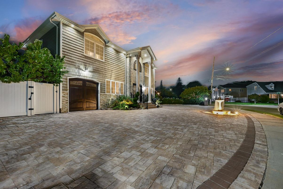 Attached, Exterior, Facade, None