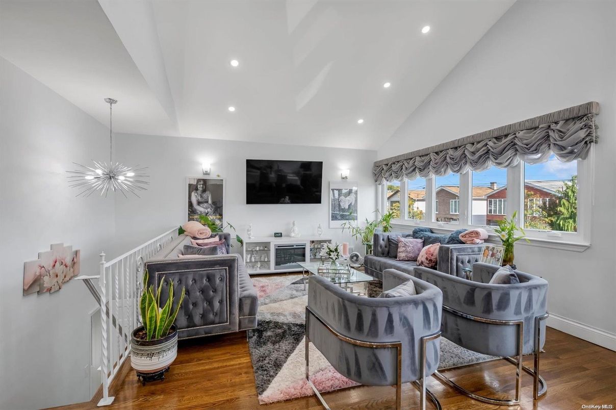 Interior, Living room, Pendant Lights, Recessed Lighting, Wood Texture Flooring