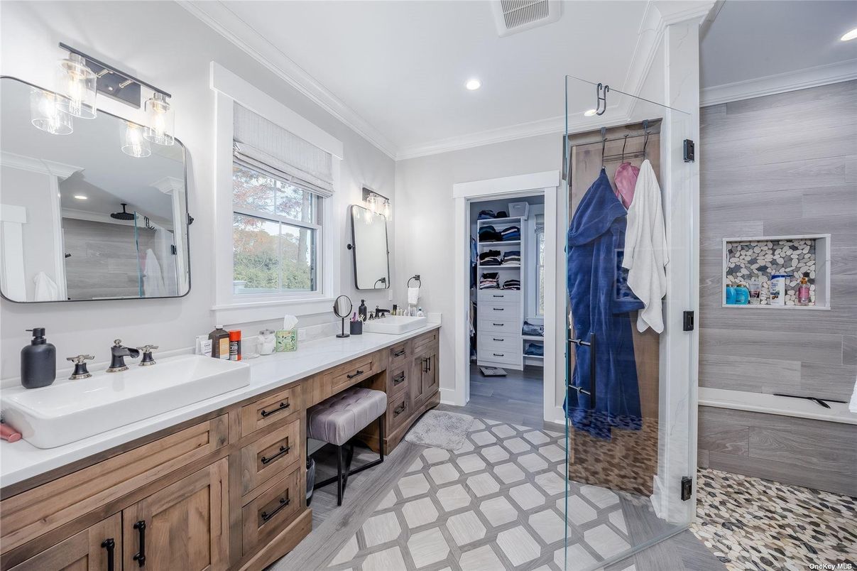 Bathroom, Dual Sink Vanities, Interior, Recessed Lighting