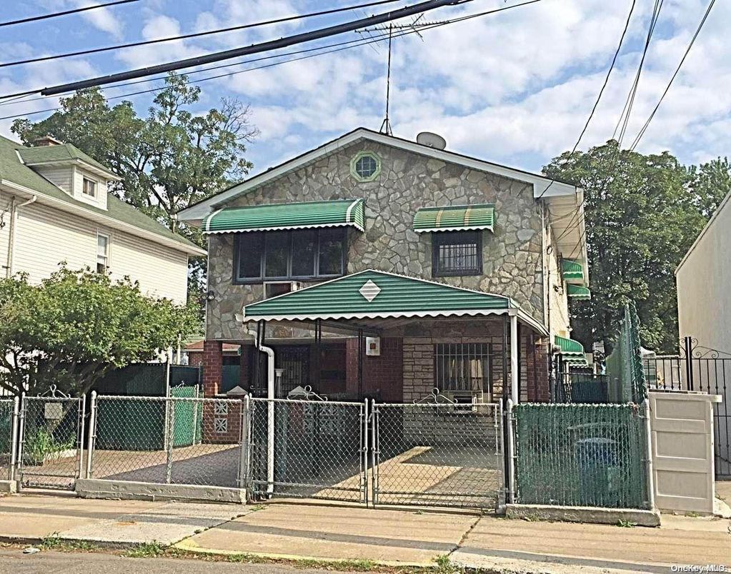Exterior, Facade, Brick Facade, Queen Anne Victorian