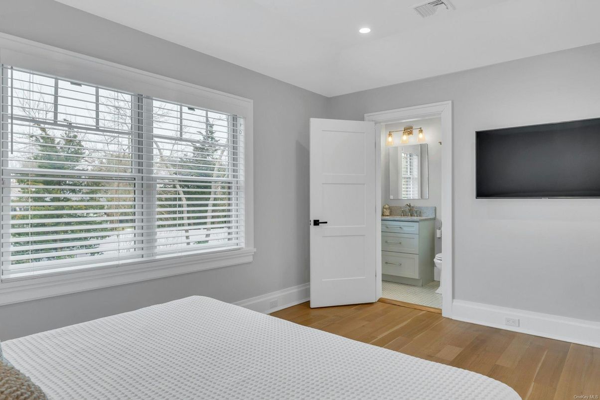 Bathroom, Bedroom, Interior, Recessed Lighting, Wood Texture Flooring
