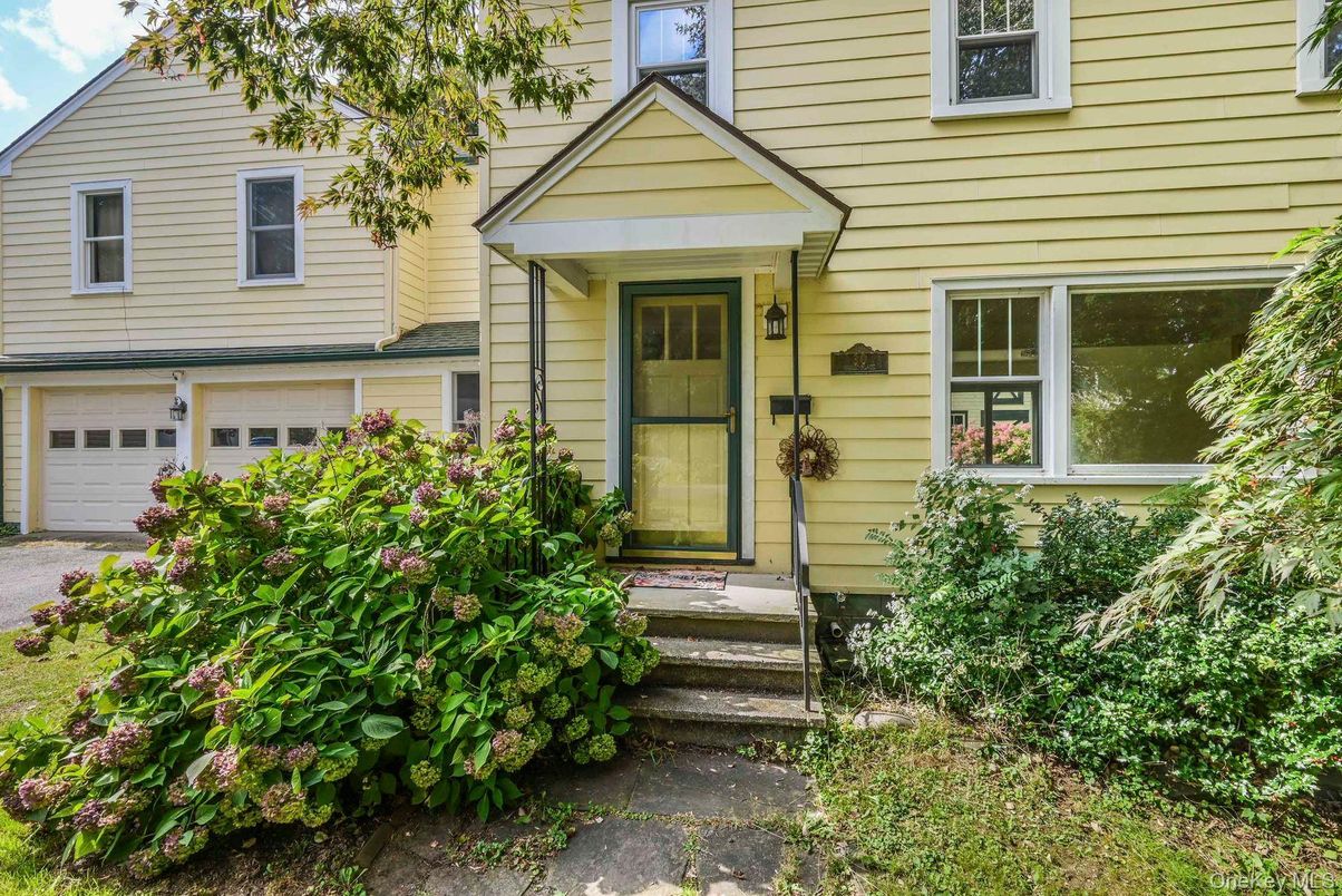 Attached, Exterior, Facade, Rowhouse