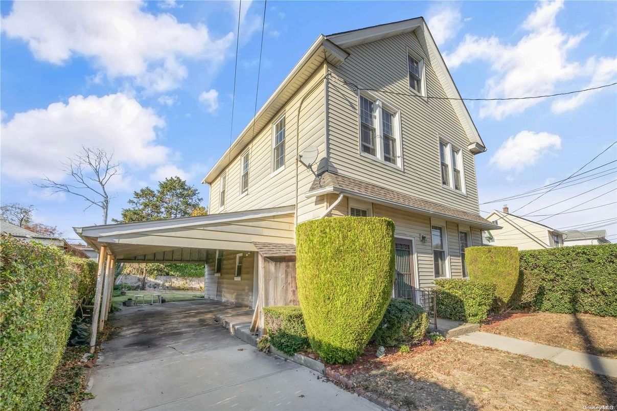 Exterior, Facade, American Foursquare
