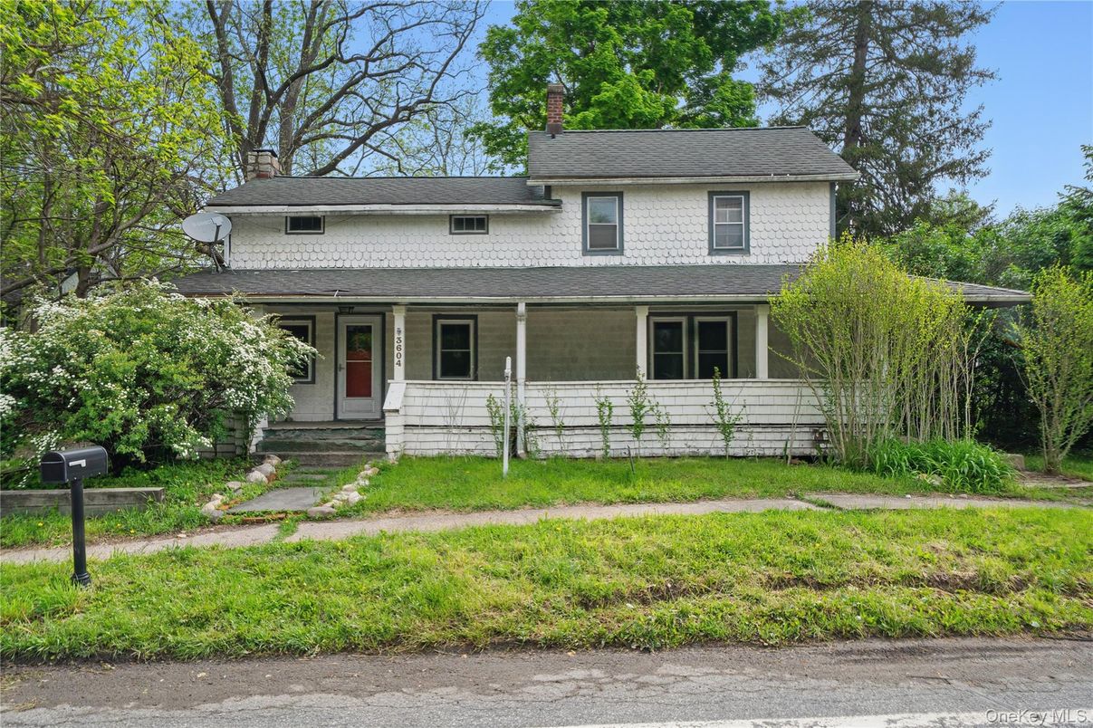 Exterior, Facade, American Foursquare