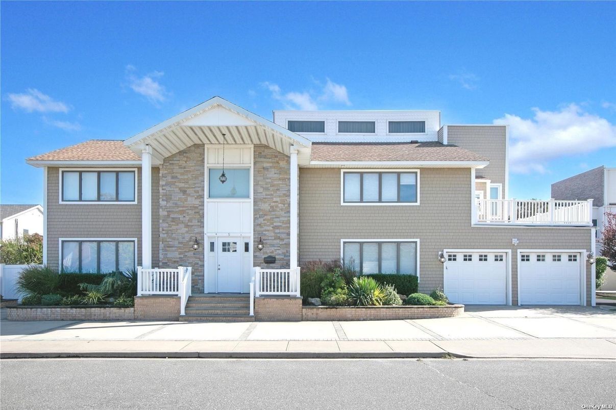 Attached, Exterior, Facade, Rowhouse