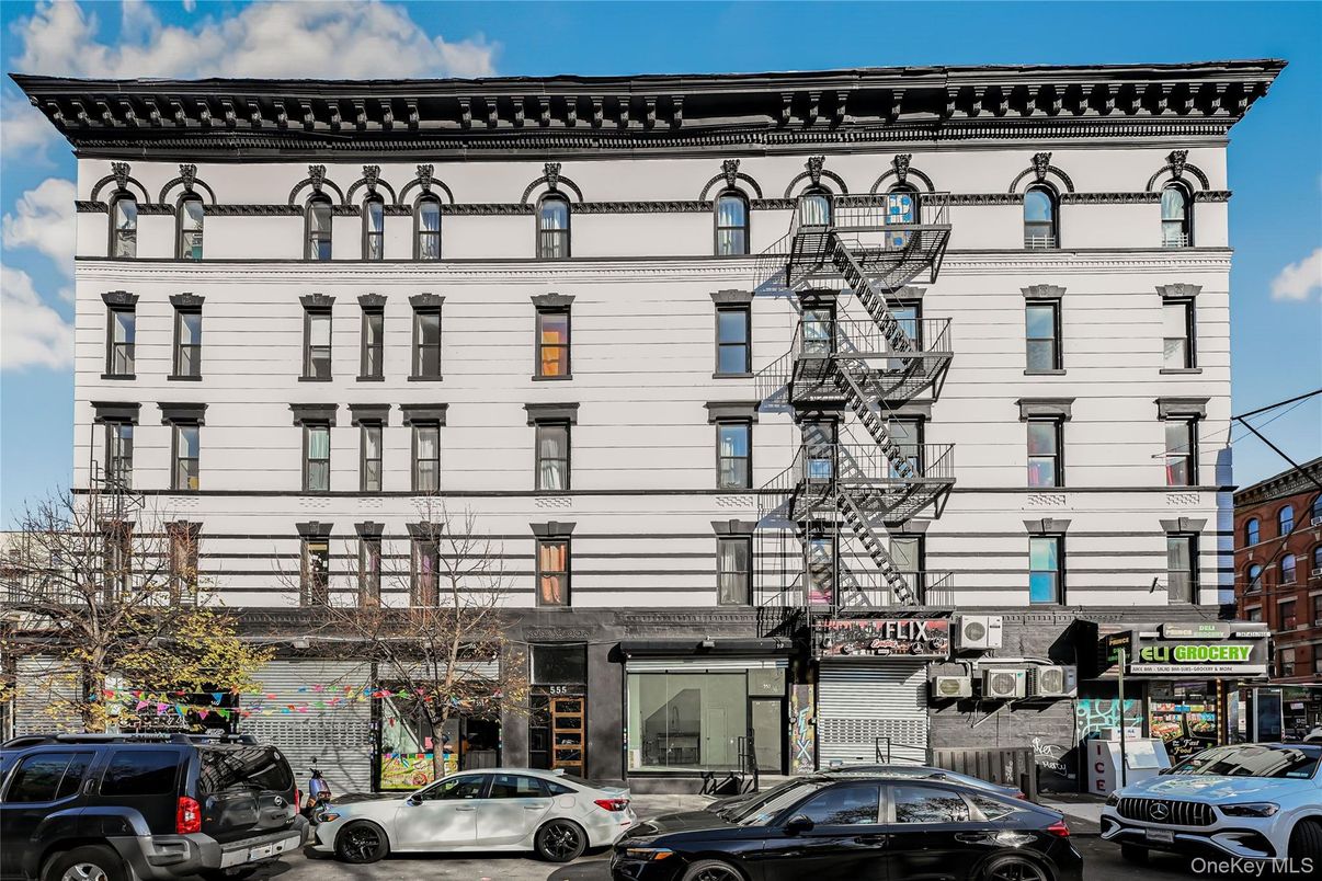 Exterior, Facade, Rowhouse