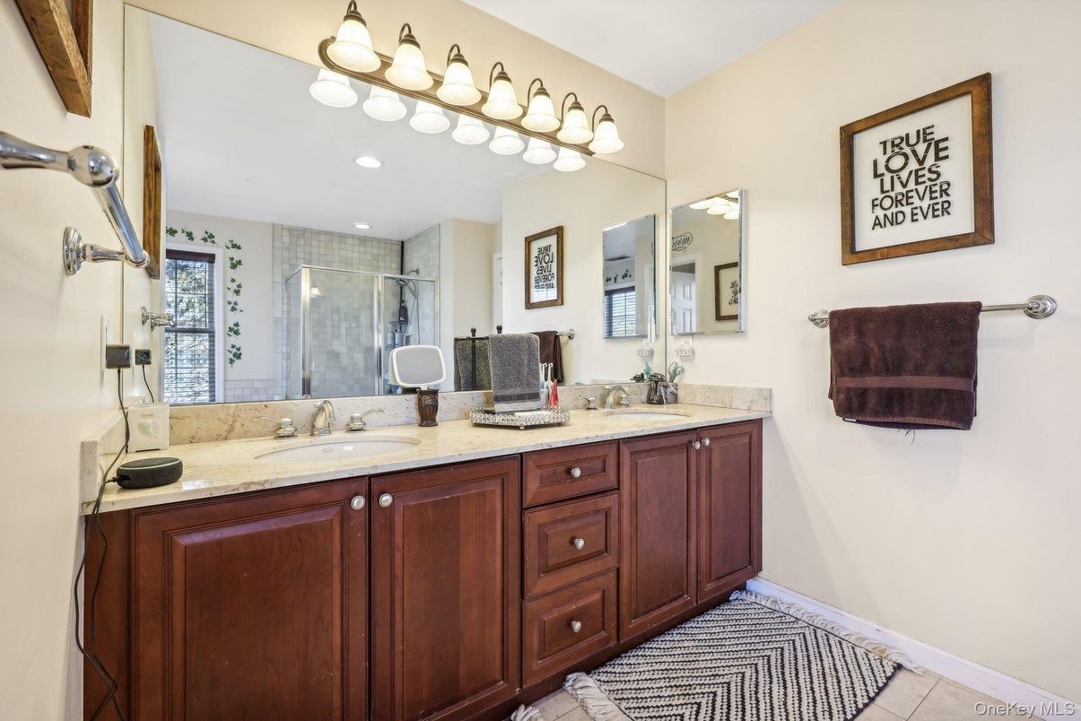 Bathroom, Dual Sink Vanities, Interior, Recessed Lighting