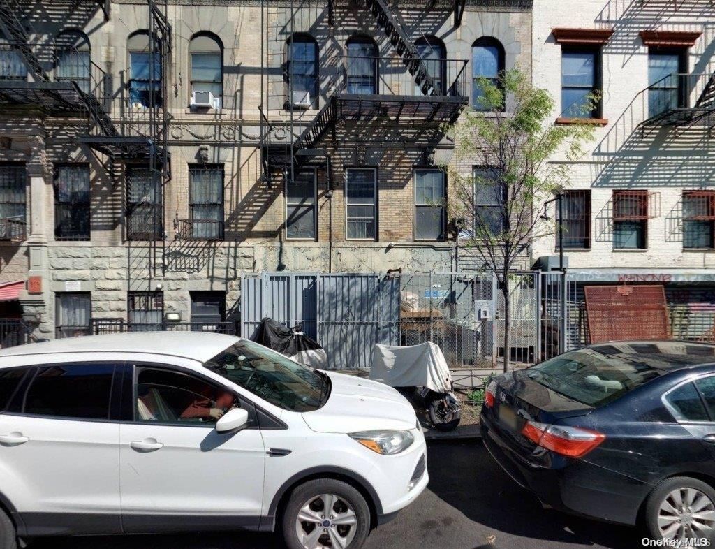 Exterior, Facade, Brick Facade, Rowhouse