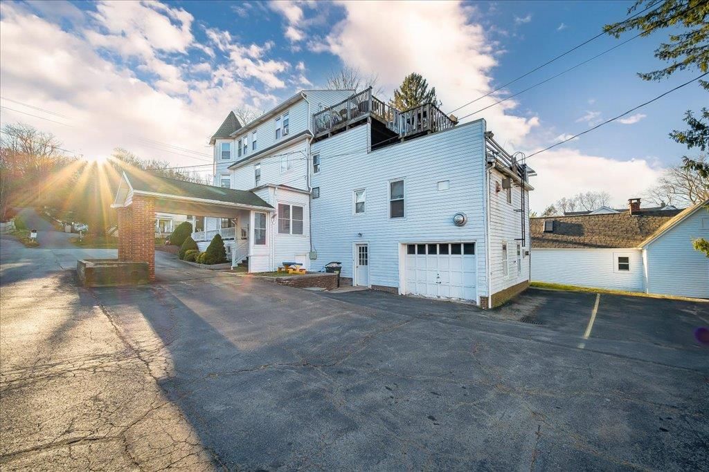 Attached, Exterior, Facade, Farmhouse