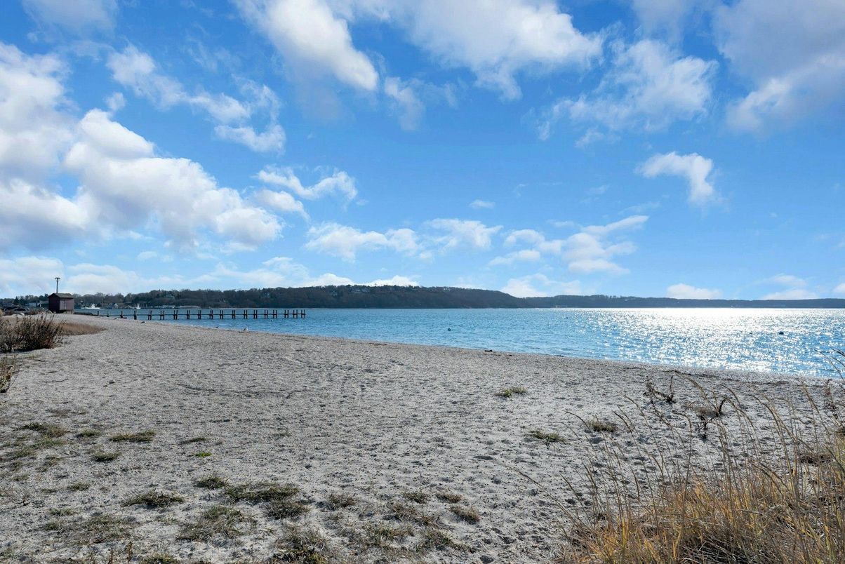 Exterior, Lake