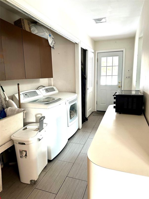 Interior, Washer, Wood Texture Flooring