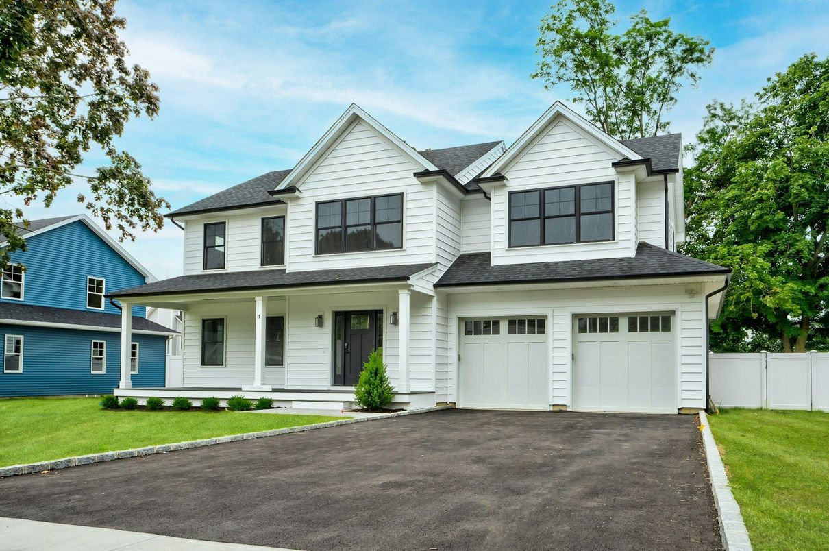 Attached, Exterior, Facade, Farmhouse