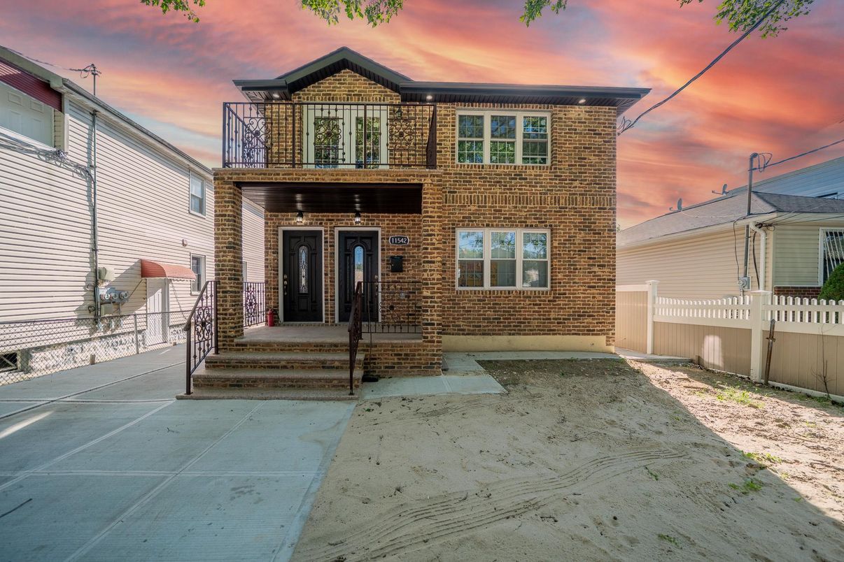 Exterior, Facade, Brick Facade, Rowhouse