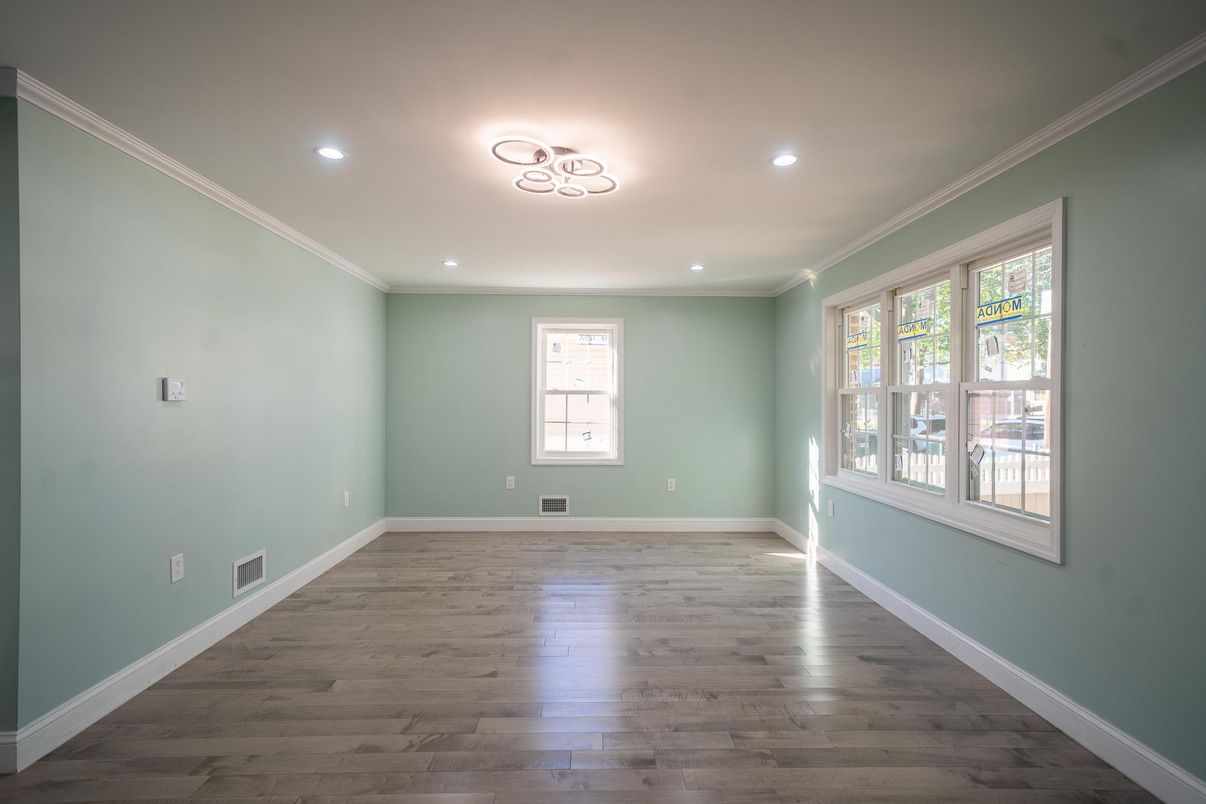 Empty room, Interior, Recessed Lighting, Wood Texture Flooring