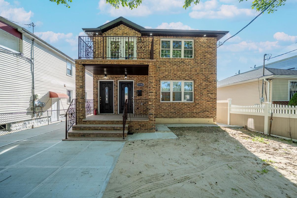 Exterior, Facade, Brick Facade, American Foursquare