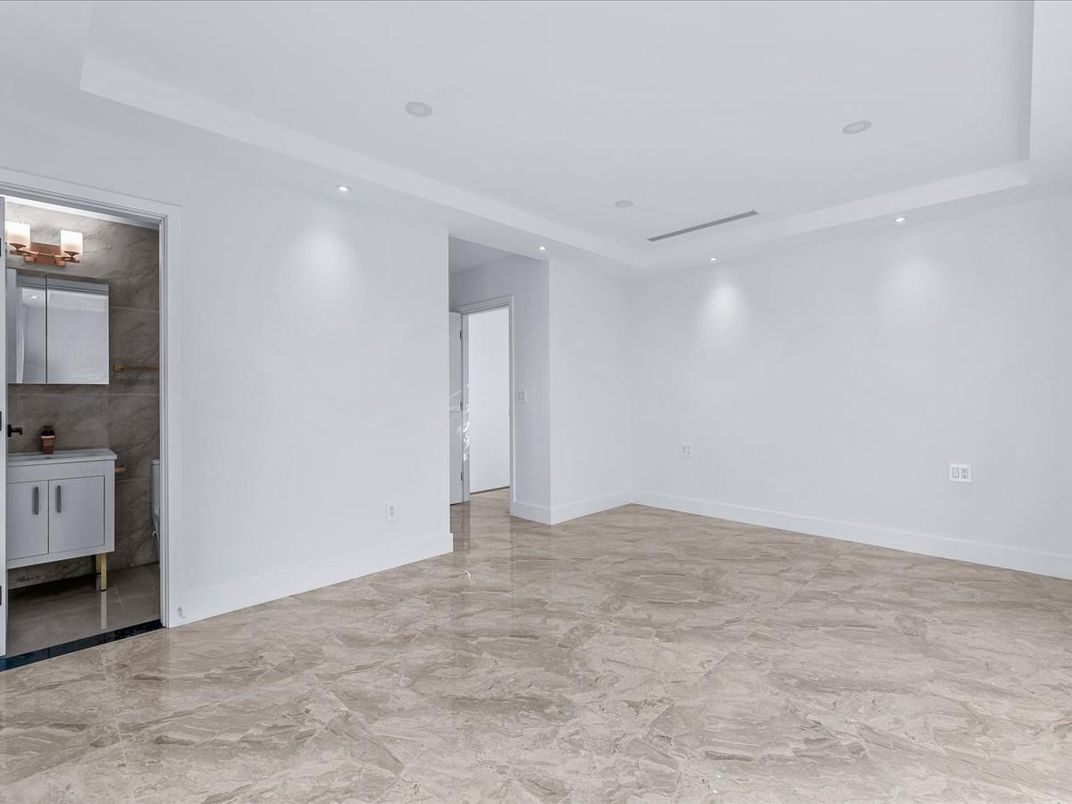 Bathroom, Empty room, Interior, Recessed Lighting