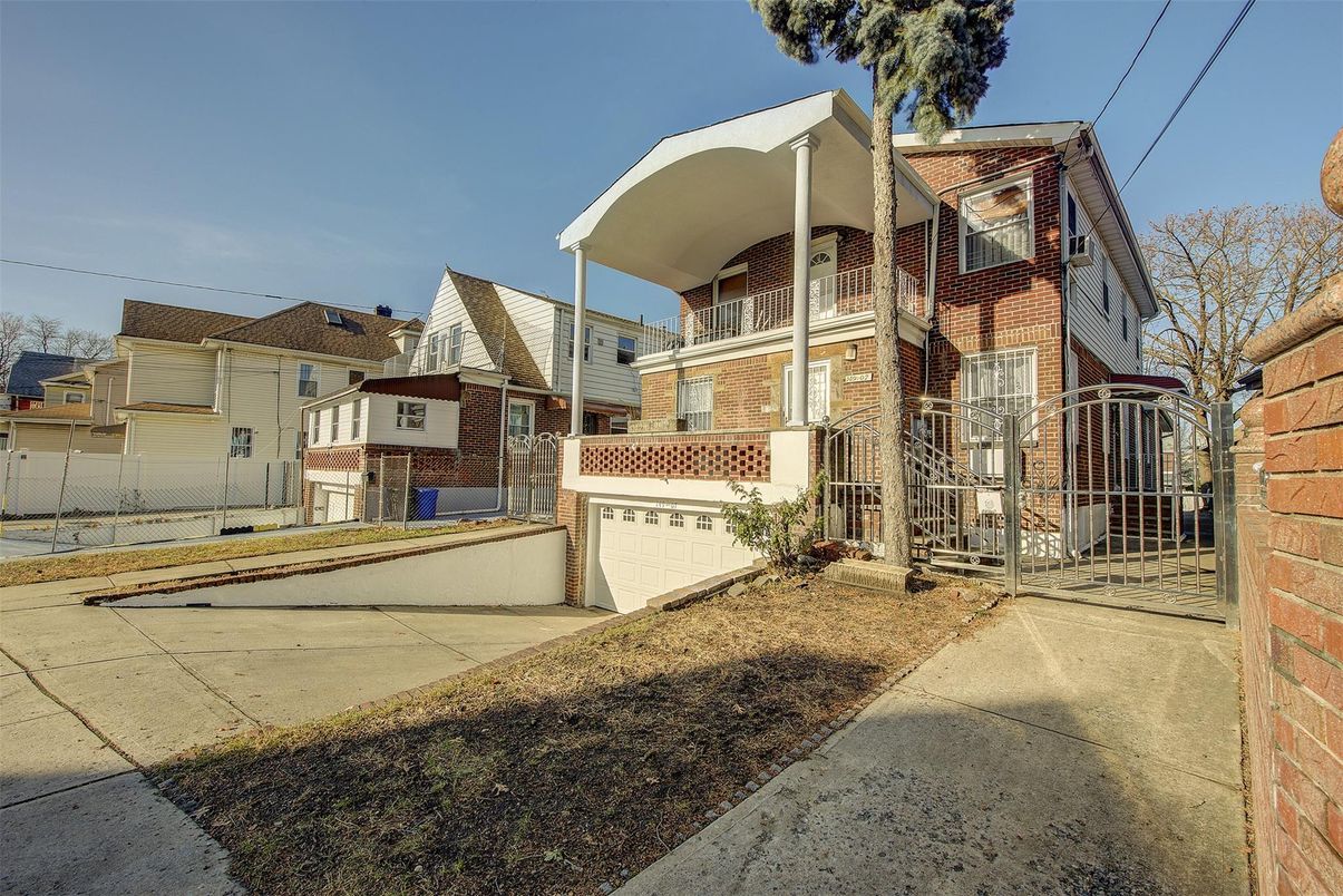 Attached, Exterior, Facade, Brick Facade, Queen Anne Victorian