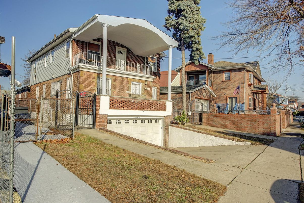 Attached, Exterior, Facade, Brick Facade, Rowhouse
