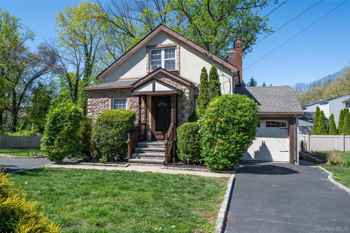 Attached, Exterior, Facade, Queen Anne Victorian