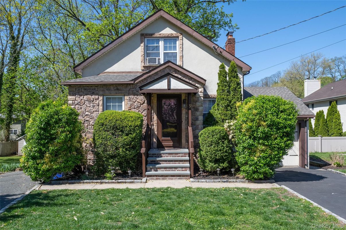 Exterior, Facade, Queen Anne Victorian