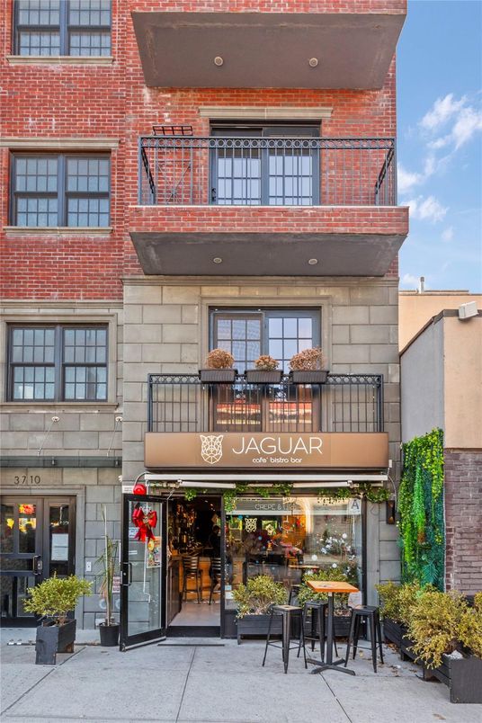 Exterior, Facade, Brick Facade, Rowhouse