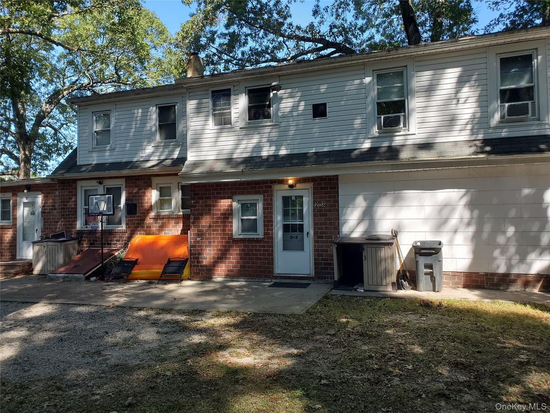 Exterior, Facade, Brick Facade, Raised Ranch