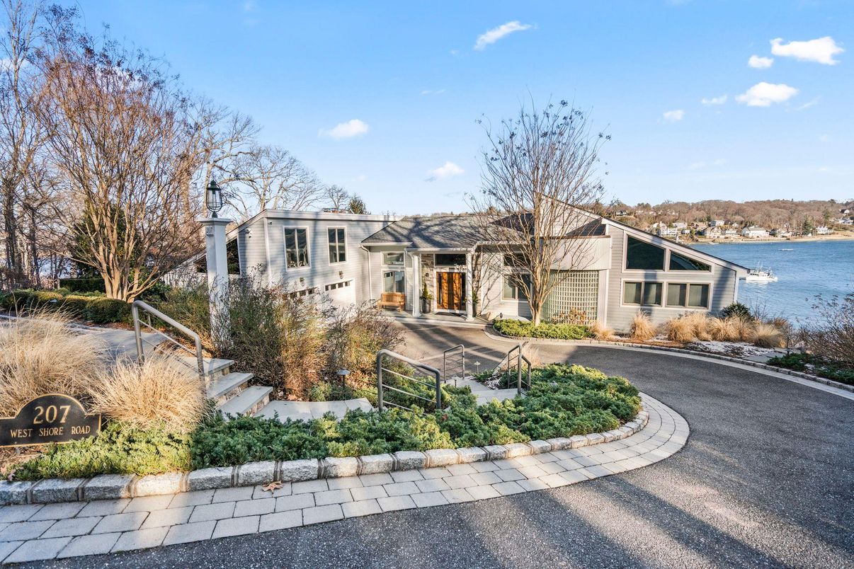 Exterior, Facade, Ranch