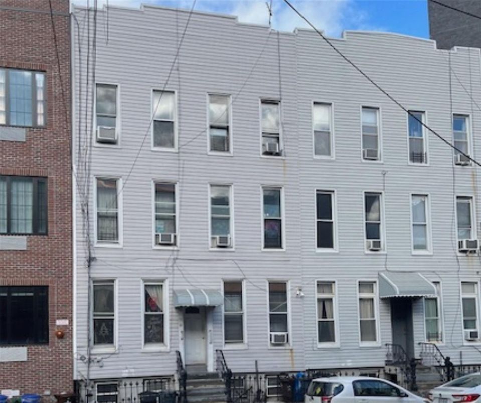 Exterior, Facade, Brick Facade, Rowhouse