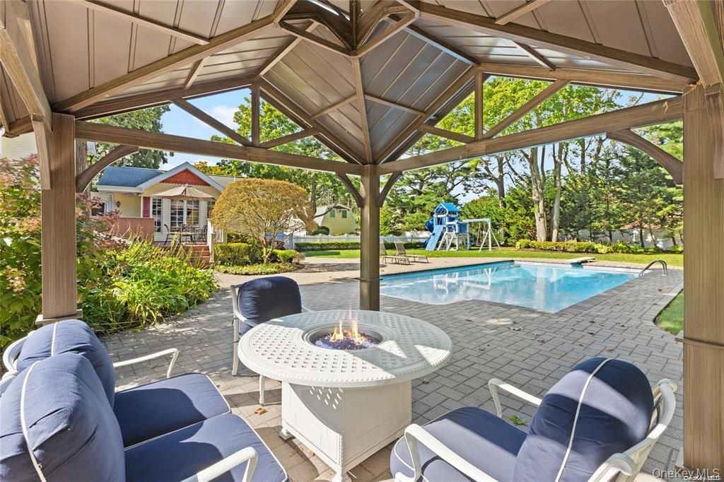 Exterior, Playground, Pool