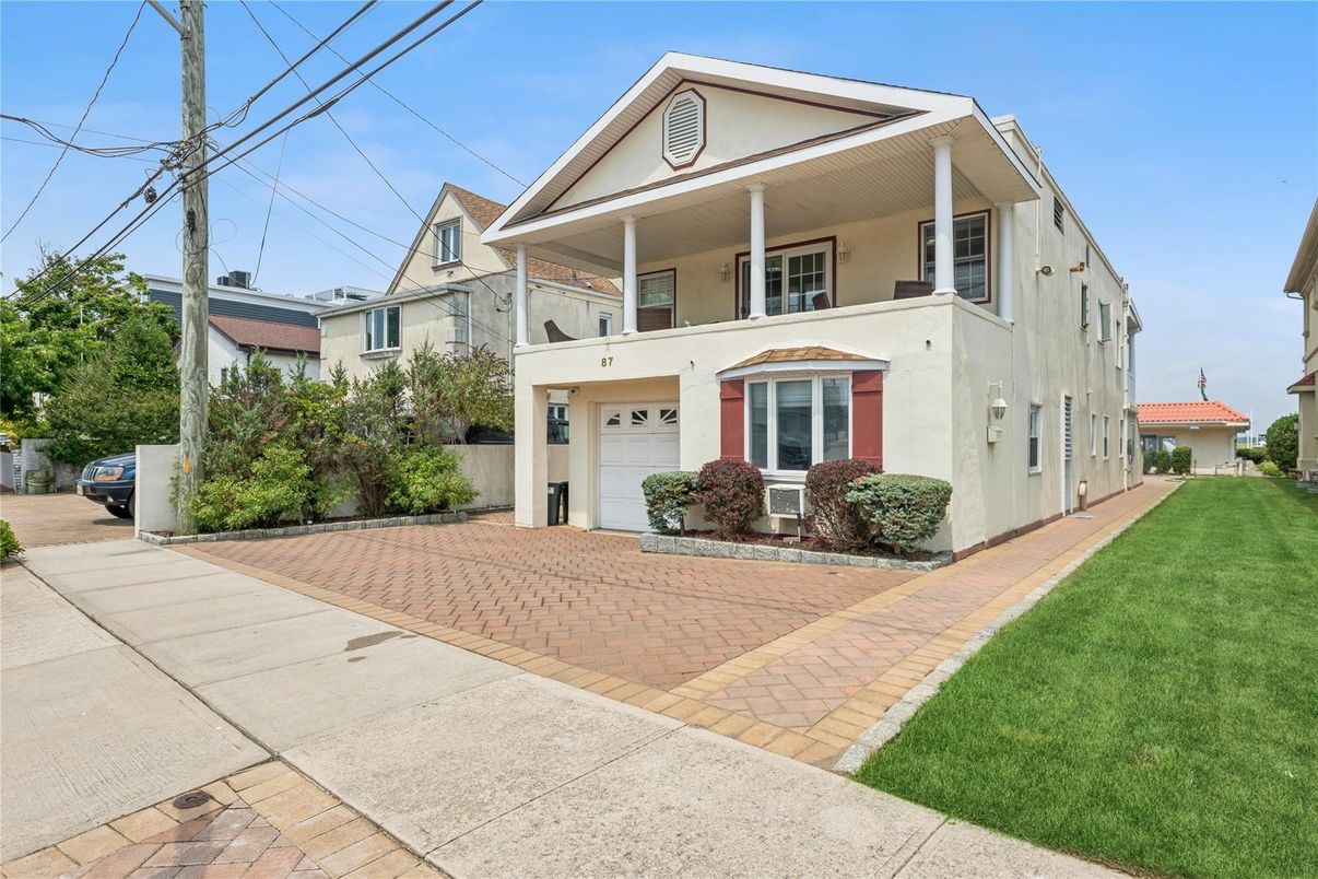 Attached, Exterior, Facade, American Foursquare