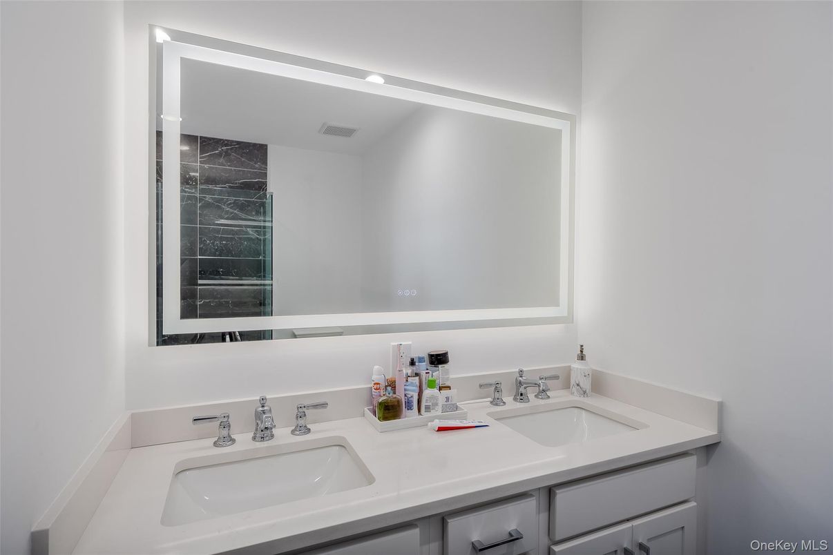 Bathroom, Dual Sink Vanities, Interior, Recessed Lighting