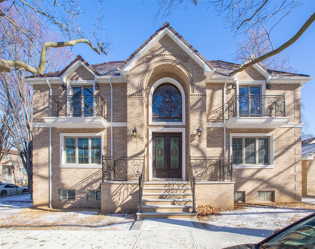 Exterior, Facade, Queen Anne Victorian