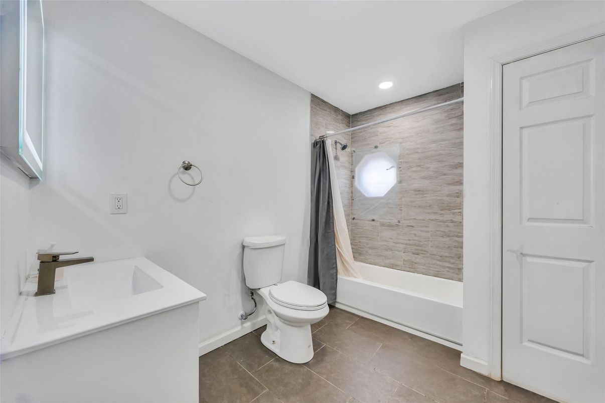 Bathroom, Interior, Recessed Lighting