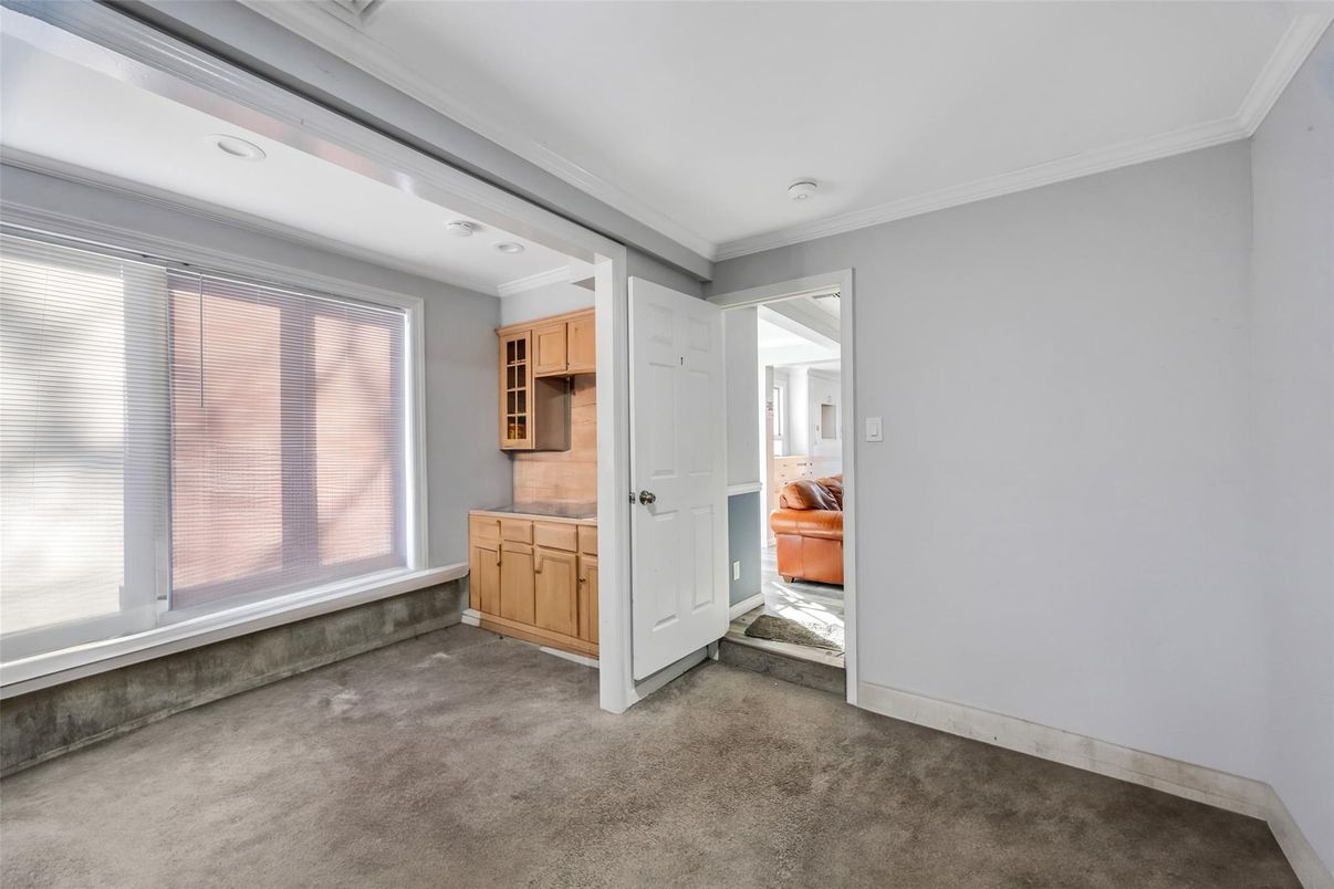 Empty room, Interior