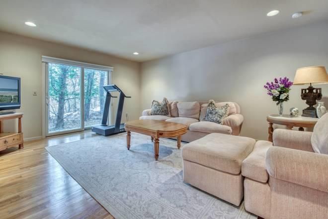 Fitness Equipment, Interior, Living room, Recessed Lighting, Wood Texture Flooring