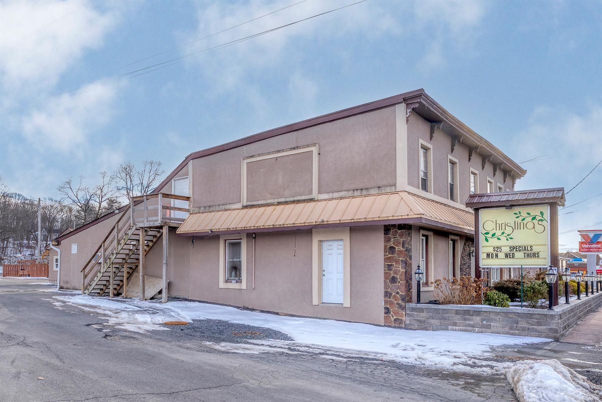 Exterior, Facade, Modern