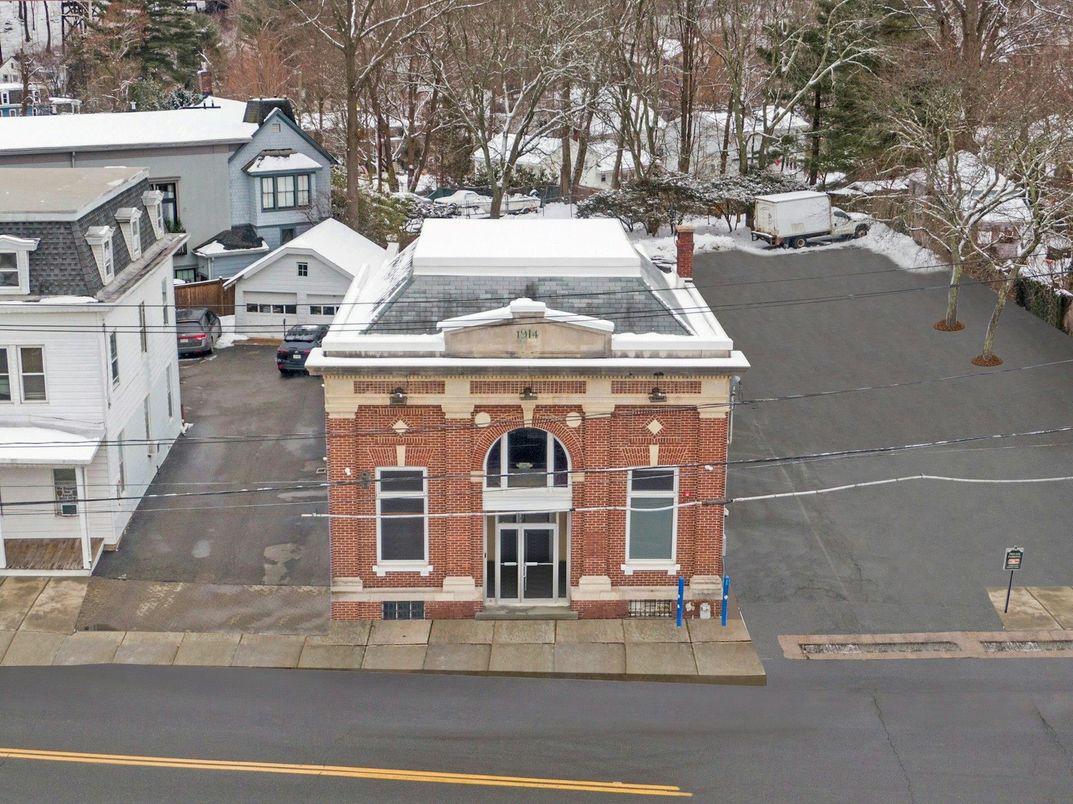 Exterior, Facade, Brick Facade, Georgian