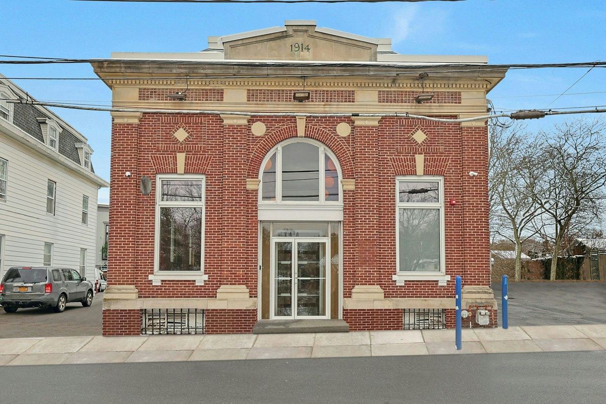 Exterior, Facade, Brick Facade, Georgian