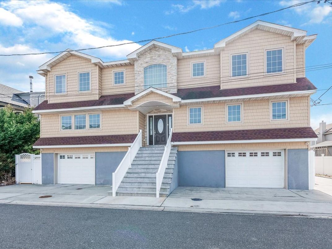 Attached, Exterior, Facade, Rowhouse