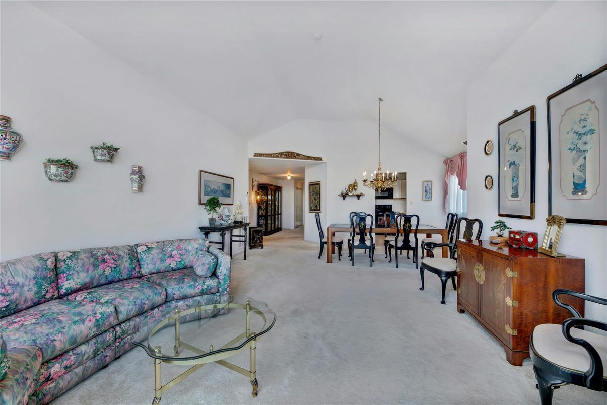 Chandelier, Dining room, Interior, Living room