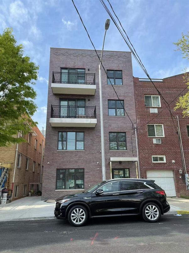 Attached, Exterior, Facade, Brick Facade, Rowhouse
