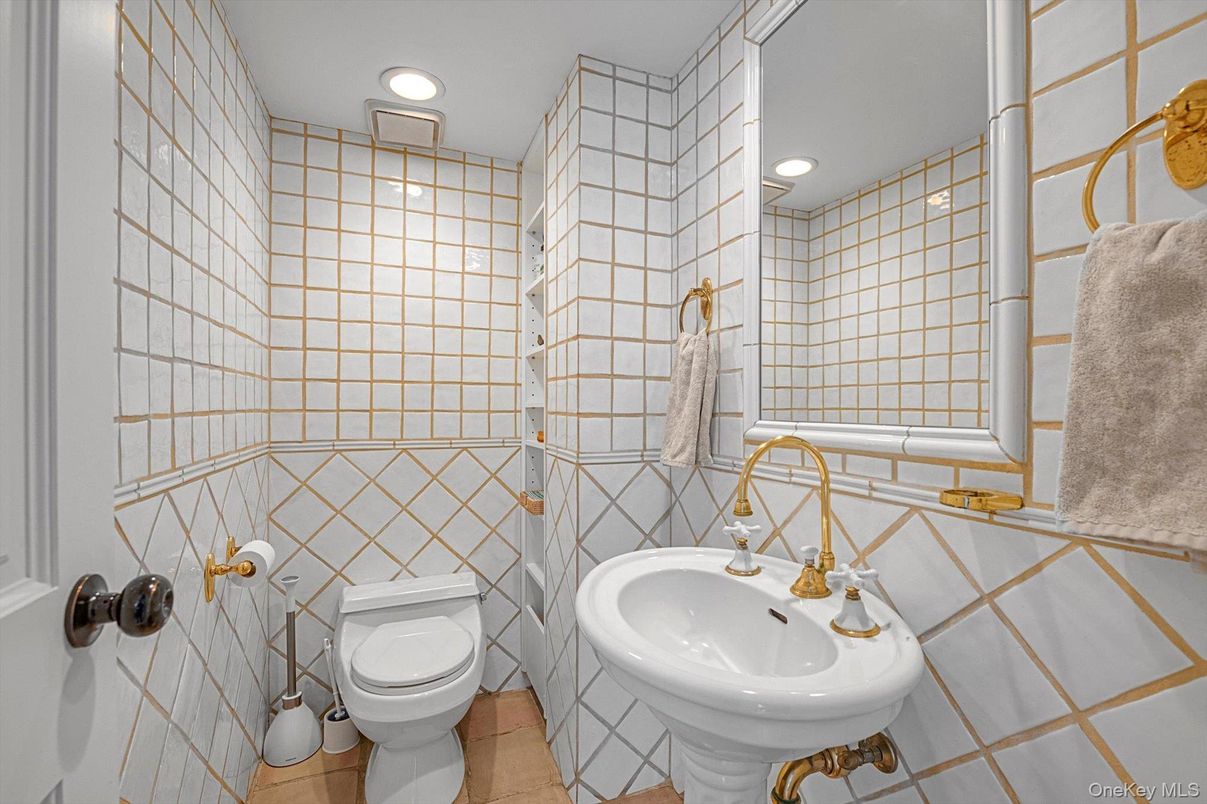 Bathroom, Interior, Recessed Lighting