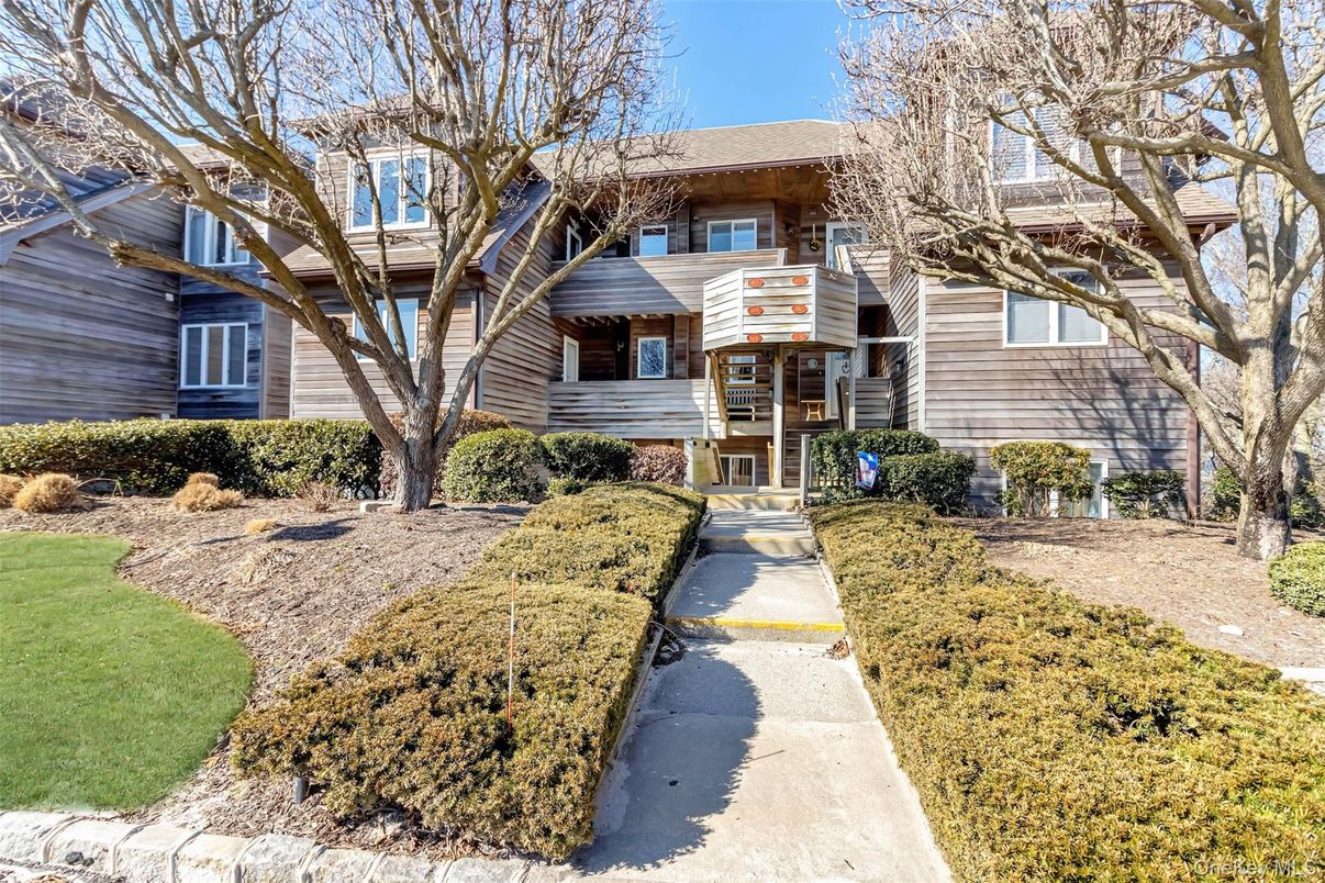 Exterior, Facade, Raised Ranch