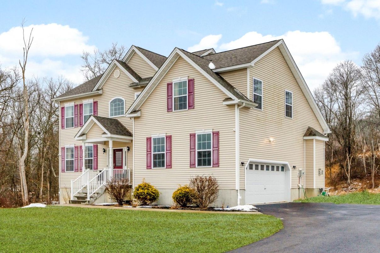 Attached, Exterior, Facade, Farmhouse