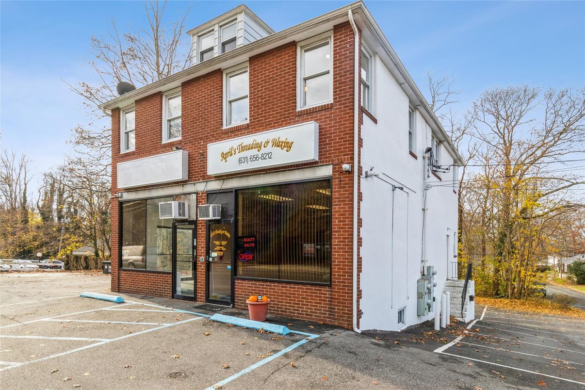 Exterior, Facade, Brick Facade, American Foursquare