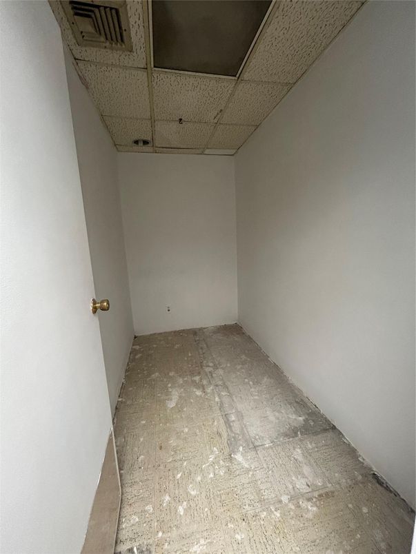 Empty room, Interior