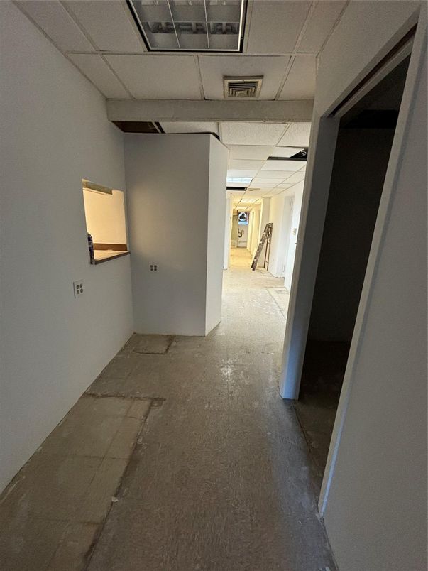 Empty room, Interior