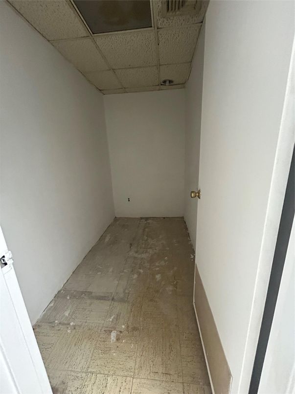 Empty room, Interior