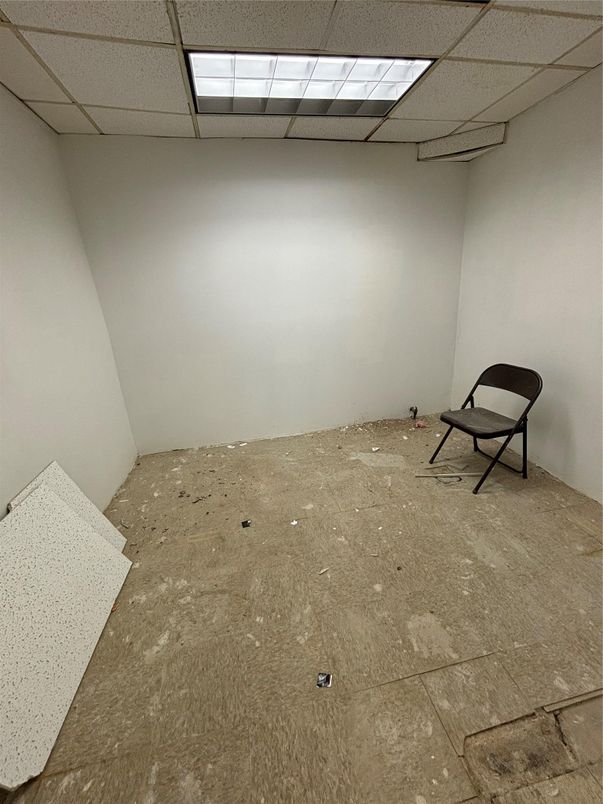 Empty room, Interior