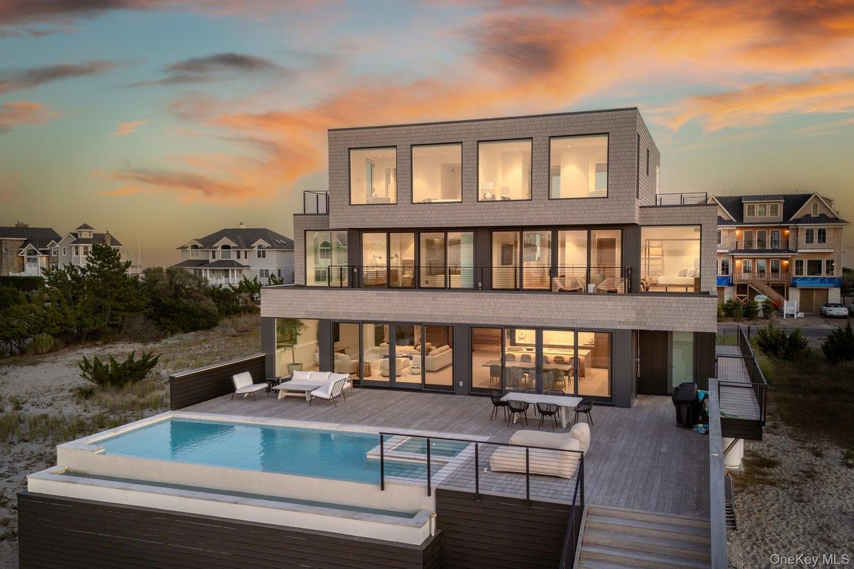Exterior, Facade, Pool, Modern